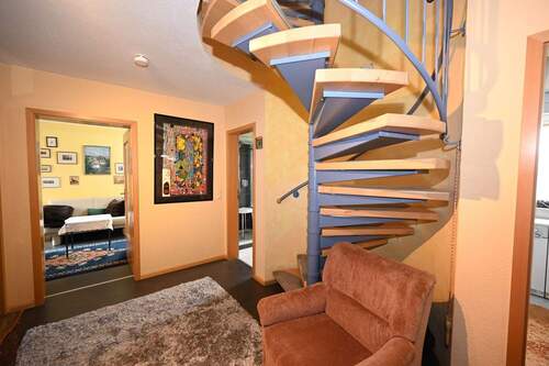 Diele mit Verbindungstreppe - 