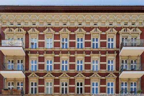 Hausansicht - Attractive 4-room apartment in a nice old building with balcony and elevator