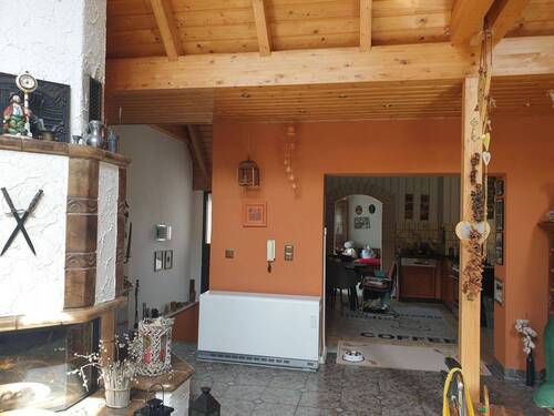 Wohnzimmer mit Blick in offene Küche.jpg - 