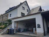 Hausansicht vorn mit großer Doppelgarage.jpg - Mehrfamilienhaus, Wohnhaus mit 130,00 m² in Aue zum Kaufen
