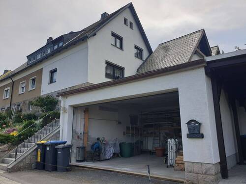 Hausansicht vorn mit großer Doppelgarage.jpg - Mehrfamilienhaus, Wohnhaus mit 130,00 m² in Aue zum Kaufen