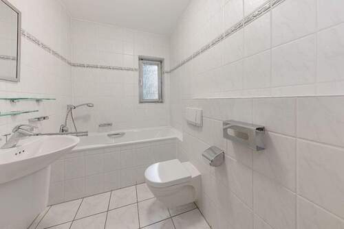 EG: Wannenbad mit Fenster - 