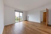 OG: Schlafzimmer mit Balkon - 