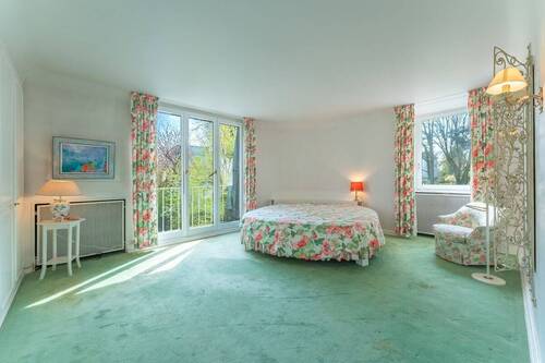 Hauptschlafzimmer mit Balkon im OG - 