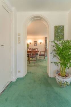 Blick vom Vorraum zum Schwimmbad ins Esszimmer im Souterrain - 