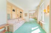Bibliothek mit Blick in das Wohnzimmer - 