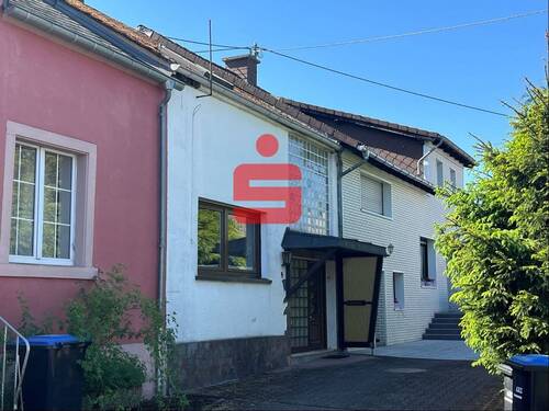 Vorderansicht - Kleineres Reihenhaus mit Terrasse