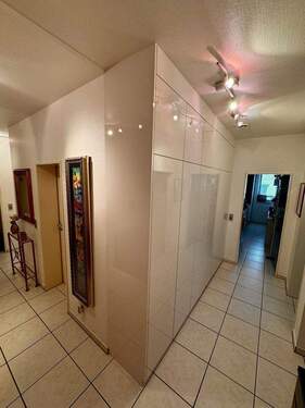 Diele mit Maß-Einbauschrank - 