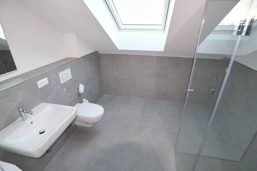 Badezimmer - Etagenwohnung mit 71,20 m&sup2; in Otterfing zum Kaufen