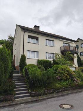 Hausansicht mit Eingangsbereich - Citynah aber doch ruhig wohnen! Helle 3-Zi.-Whg. mit Balkon!