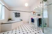 Bad mit Fenster (DG) - 