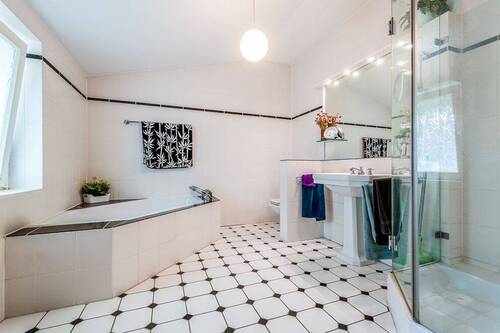 Bad mit Fenster (DG) - 
