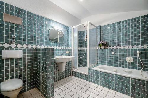 Bad 2 mit Fenster, Badewanne, Dusche - 
