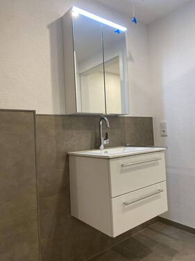 Waschbecken mit Spiegelschrank - 