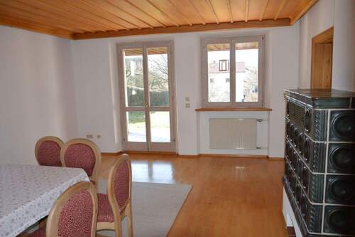 Esszimmer mit Kachelofen - 