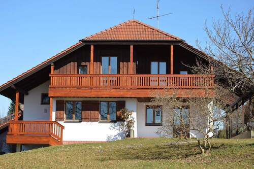 Frontansicht aus dem Garten - Solides Einfamilienhaus mit großem Grundstück für Gestalter und Familien