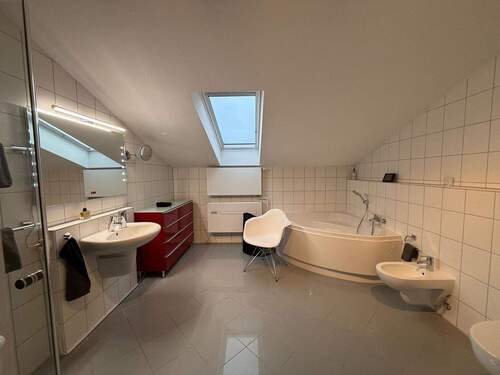Badezimmer mit Badewanne - 