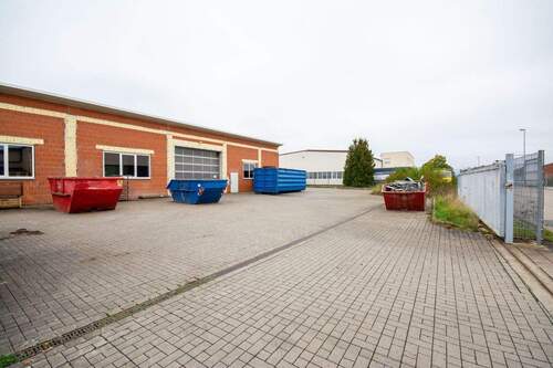 Freifläche vor der Halle - 