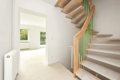 Treppe EG - Gestalten Sie den letzten Feinschliff Ihres Traumhauses – Reihenhaus in bester Lage