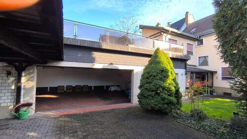 Garage und Freifläche davor - 