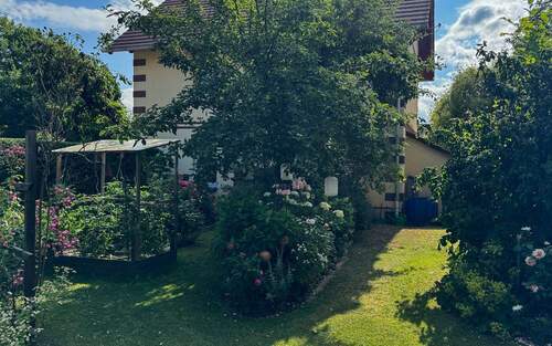 Garten mit Blick auf das Haus - Einfamilienhaus mit 105,00 m² in Hoyerswerda zur Miete
