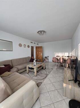 Wohnzimmer - Charmante 4-Zimmer-Wohnung in zentraler Lage