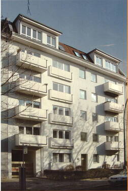 Hausansicht Front 1 - Unvermietete helle 2-Zimmer-Wohnung im 3. OG mit Balkon und PKW-Stellplatz in Steglitz zu verkaufen