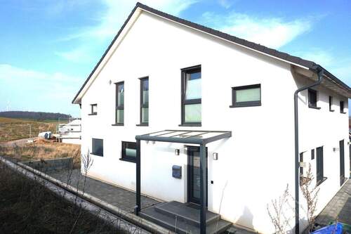 Straßenansicht vom Haus.JPG - 