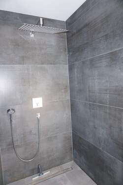 Duschbereich im Badezimmer.JPG - 