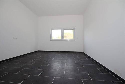 Praxis / Büroraum 2 mit Außenrollläden - 