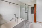 Dusche im Badezimmer - 