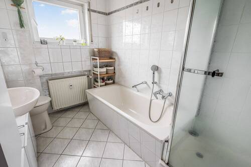 WC mit Wanne und Dusche - 3 Zimmer Etagenwohnung in Obertshausen