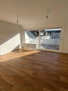 Wohn-Esszimmer - Frisch saniert: 4 Zimmer, Südbalkon & Garage in Toplage Schwachhausen - provisionsfrei
