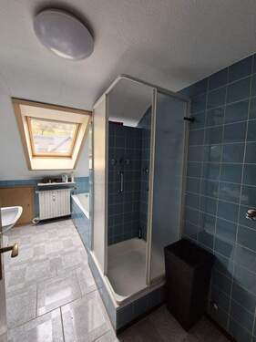 Bad mit Wanne und Dusche - 