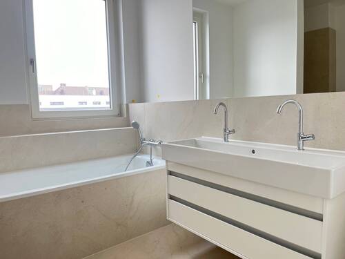 Bad mit Wanne - 