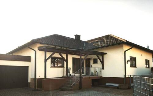 Bild 1 - von Privat! Gepflegtes Einfamilienhaus (Bungalow) mit Einliegerwohnung, Garage und Sonnengarten