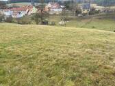 sep. Grundstück mit Blick in den Ort - 