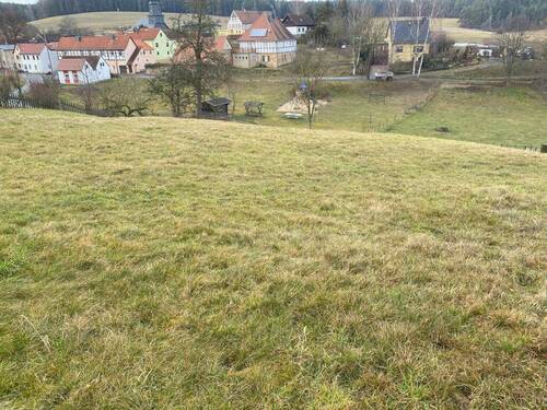 sep. Grundstück mit Blick in den Ort - 
