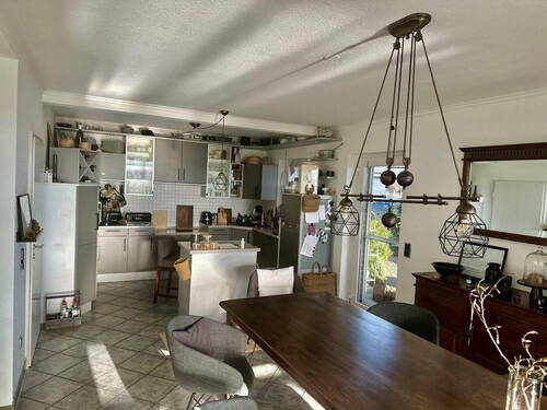 Küche mit Insel und Aussentür - Einfamilienhaus mit 317,00 m&sup2; in Oberndorf zum Kaufen