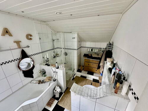 Bad mit Wanne und Dusche OG - 