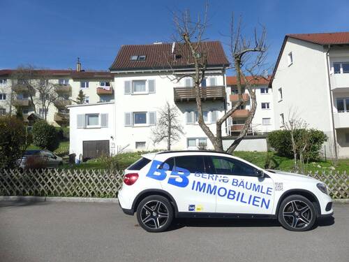 Daheim - Eine Liebe fürs Leben! Wohnhaus mit schönem Baustil, drei Garagen und viel Grünfläche in sonniger Lage.