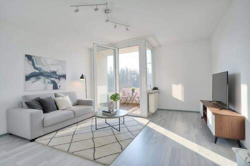 Wohnzimmer_mit Möbel - Wohnen in guter Randlage - 2 Zimmer, Küche, Bad und Balkon mit Weitblick