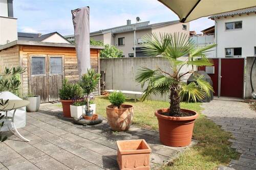 Vorderer Garten mit Terrasse - 5 Zimmer Doppelhaushälfte zur Miete in Bad Schönborn