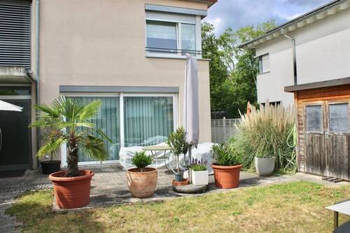 Vorderer Garten mit Terrasse - Doppelhaushälfte mit 163,00 m&sup2; in Bad Schönborn zur Miete