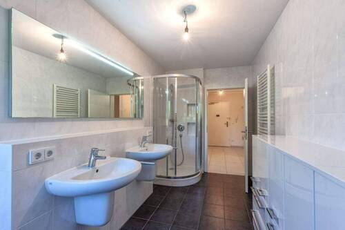 Bad mit Dusche im EG - 