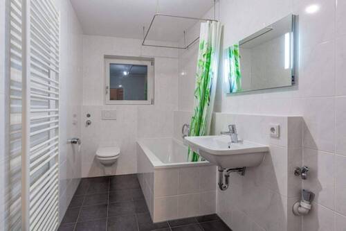 Bad mit Badewanne im UG - 