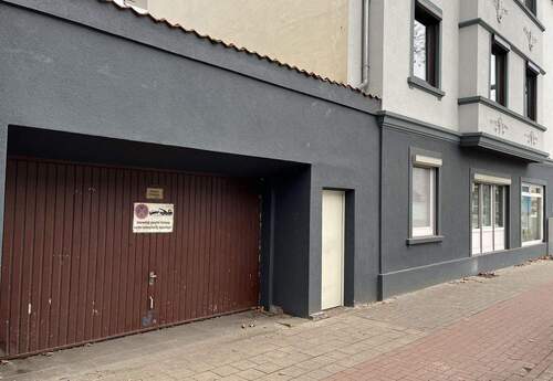 Garage und Zugang zum Hinterhof - 