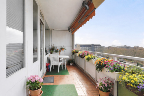 West-Balkon - Entrümpeln, renovieren und einziehen - 6. Etage: Balkon-Weitblick ins Grüne +TG-Stellplatz