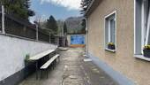 Zuweg und Garage - 