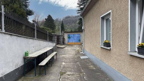 Zuweg und Garage - 